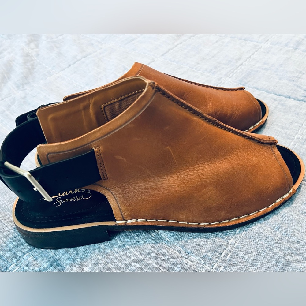 Clarks Sumerset Women’s Cabaret Charm Peep-Toe Brown Flat Leather Sandals